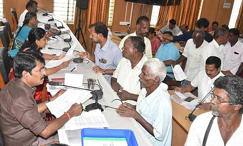 விழுப்புரம் கலெக்டர் அலுவலகத்தில் நடந்த மக்கள் குறைகேட்பு கூட்டத்தில் 566 மனுக்கள் பெறப்பட்டன