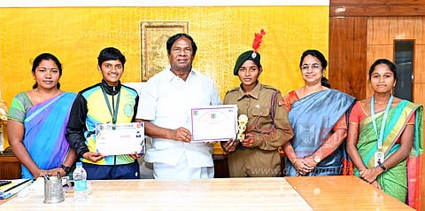 மாணவிகளுக்கு பாராட்டு