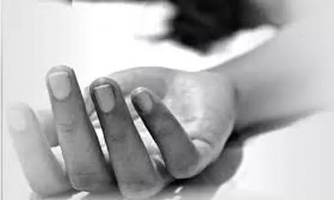 மின் வேலியில் சிக்கி மூதாட்டி பலி