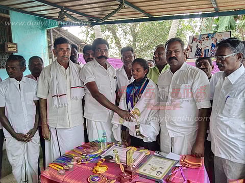 தங்கம் வென்ற மாணவிக்கு பாராட்டு