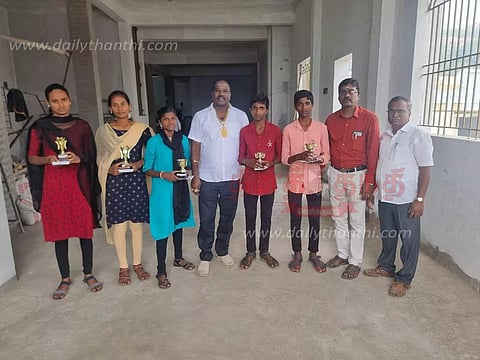 மாணவ- மாணவிகளுக்கு பரிசு