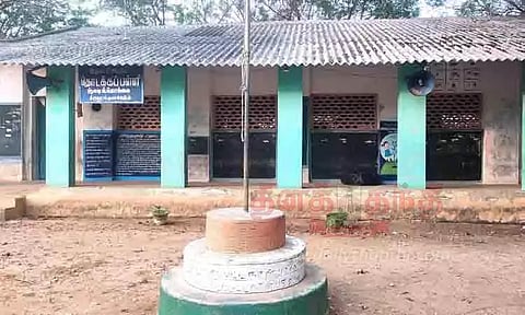சிதிலமடைந்த அரசு பள்ளி கட்டிடம்... அச்சத்துடன் கல்வி கற்கும் மாணவர்கள்