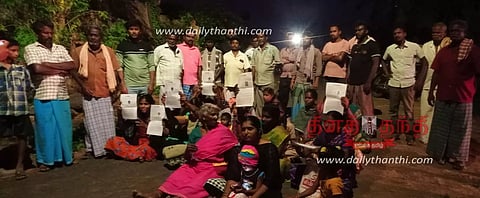 இலவச வீட்டுமனை பட்டா இடத்தை அளக்க கோரி அதிகாரிகளை முற்றுகையிட்டு பொதுமக்கள் சாலைமறியல்