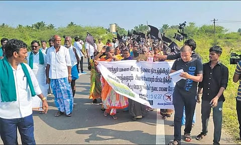 பரந்தூரில் விமான நிலையம் அமைக்க எதிர்ப்பு: 13 கிராம மக்கள் கலெக்டர் அலுவலகம் நோக்கி பேரணி