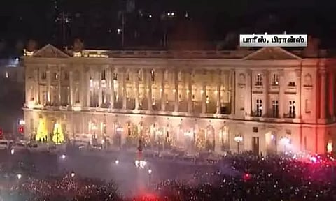 பாரிஸ் நகரில் பிரான்ஸ் வீரர்களுக்கு ரசிகர்கள் உற்சாக வரவேற்பு