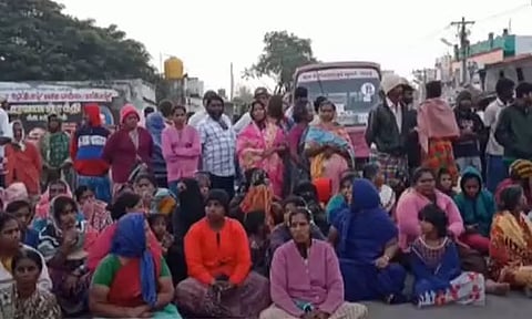 திருப்பத்தூர்: ஆக்கிரமிப்புகளை இடிக்கும் பணிக்கு எதிர்ப்பு தெரிவித்து பொதுமக்கள் போராட்டம்