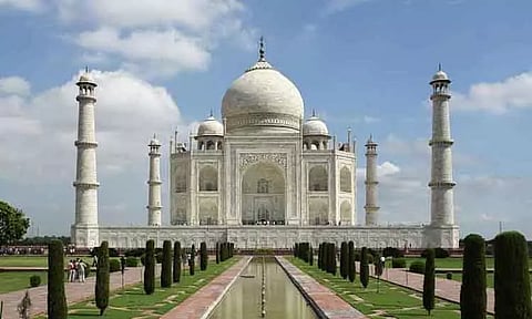 குடிநீர், சொத்து வரி செலுத்தக்கோரி தாஜ்மகால் மற்றும் ஆக்ரா கோட்டைக்கு வந்த நோட்டீஸ்...