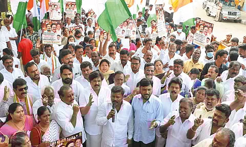 மத்திய பல்கலைக்கழகங்களில் பணியிடங்களை நிரப்பக்கோரி காங்கிரசார் ஆர்ப்பாட்டம்