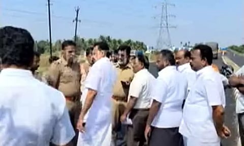 கரூர் கலெக்டர் அலுவலகம் முன்பு போராட்டத்தில் ஈடுபட்ட அ.தி.மு.க. முன்னாள் அமைச்சர் எம்.ஆர்.விஜயபாஸ்கர் மீது வழக்குப்பதிவு