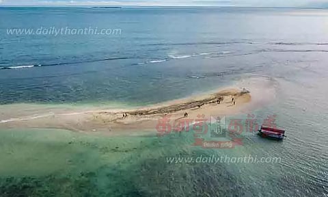 மணல் திட்டை காண குவியும் சுற்றுலா பயணிகள்