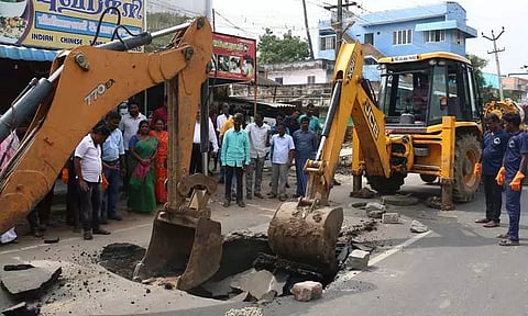விழுப்புரத்தில் நடுரோட்டில் ஏற்பட்ட திடீர் பள்ளத்தால் பொதுமக்கள் அதிர்ச்சி சீரமைக்கும் பணி தீவிரம்