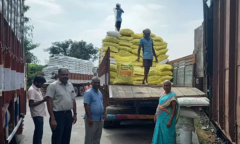 2,059 டன் யூரியா சின்னசேலம் வந்தது