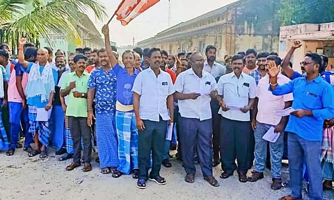 விழுப்புரத்தில் டாஸ்மாக் குடோன் சுமைப்பணி தொழிலாளர்கள் ஆர்ப்பாட்டம்