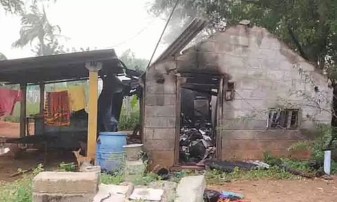 அர்ச்சகர் வீட்டில் தீப்பற்றியதில் பொருட்கள் எரிந்து நாசம்