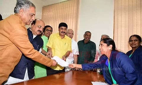 கர்நாடக மேல்-சபை தலைவர் பதவிக்கு பசவராஜ் ஹொரட்டி வேட்புமனு தாக்கல்; போட்டியின்றி தேர்வாகிறார்