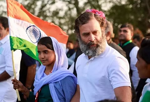 காங்கிரஸ் பாதயாத்திரை: ராகுல் காந்தி ஷூ கயிற்றை கட்டி விட்ட முன்னாள் மத்திய மந்திரி; வீடியோவால் பரபரப்பு