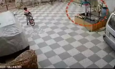 40 அடி கிணற்றில் தவறி விழும் சிறுவன் - அதிர்ச்சி சிசிடிவி காட்சி