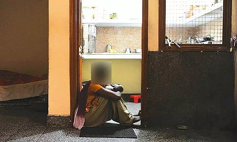 கொரோனா, பில்லி, சூனிய அச்சம்: 2 ஆண்டுகளாக வீட்டிலேயே முடங்கிய தாய்-மகள்