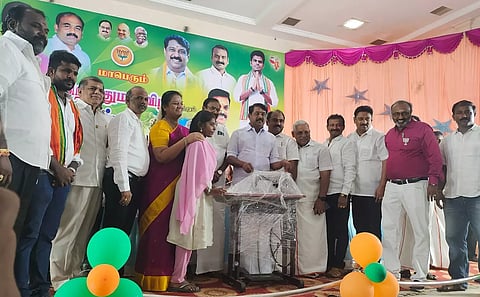 தூத்துக்குடியில் பா.ஜ.க. சார்பில் கிறிஸ்துமஸ் விழா:1,000 பேருக்கு நலத்திட்ட உதவிகள்