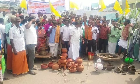 பொங்கல் பரிசு தொகுப்பில் பானை, அடுப்பு வழங்கக்கோரிமண்பாண்ட தொழிலாளர்கள் ஆர்ப்பாட்டம்