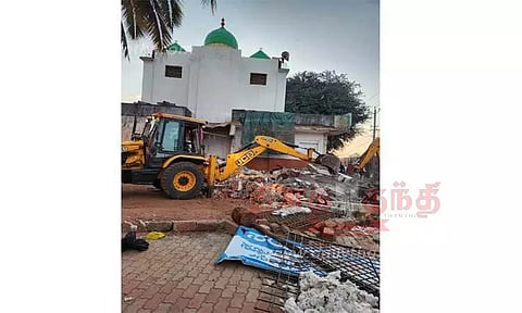 சாலை விரிவாக்க பணிக்காக தர்கா இடித்து அகற்றம்