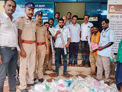 பிளாஸ்டிக் பைகள்- புகையிலை பொருட்கள் பறிமுதல்