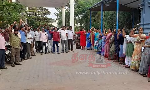 கீழ்பென்னாத்தூர் ஊராட்சி ஒன்றிய அலுவலகத்தில் அலுவலர்கள் ஆர்ப்பாட்டம்