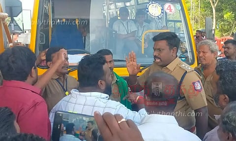 உள்ளூர் பள்ளி வாகனங்களை தடுத்து நிறுத்தியதால் பரபரப்பு