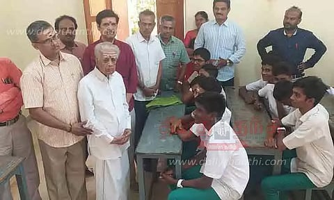 காரைக்குடியில் தான் படித்த பள்ளியில் மாணவர்களுக்கு பாடம் எடுத்த 97 வயது சுதந்திர போராட்ட வீரர்