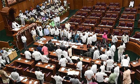 உறுப்பினரை ஒருமையில் பேசிய மந்திரியை கண்டித்து கர்நாடக சட்டசபையில் காங்கிரஸ் கடும் அமளி; சபை ஒத்திவைக்கப்பட்டது