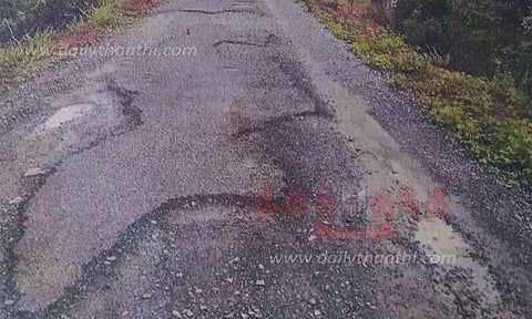 சேதமடைந்த தார்ச்சாலையால் மக்கள் கடும் அவதி