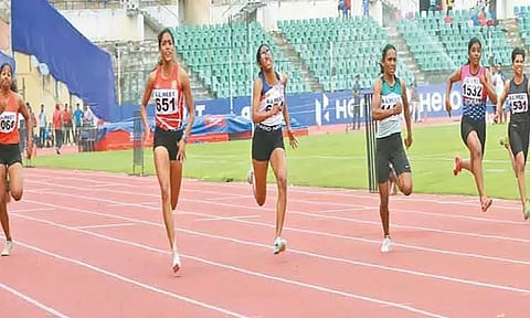 சென்னை பல்கலைக்கழக தடகளம்: பெண்களுக்கான 100 மீட்டர் ஓட்டத்தில் லயோலா கல்லூரி வீராங்கனை தங்கம் வென்றார்