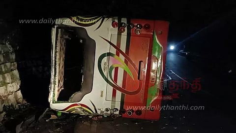 ஏற்காடு மலைப்பாதையில் சுற்றுலா வேன் கவிழ்ந்தது-பயணிகள் அதிர்ஷ்டவசமாக உயிர் தப்பினர்