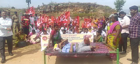 காடையாம்பட்டி தாலுகா அலுவலகத்தில் கிராம மக்கள் காத்திருக்கும் போராட்டம்-சமையல் பாத்திரங்களுடன் ஆர்ப்பாட்டம் நடத்தியதால் பரபரப்பு