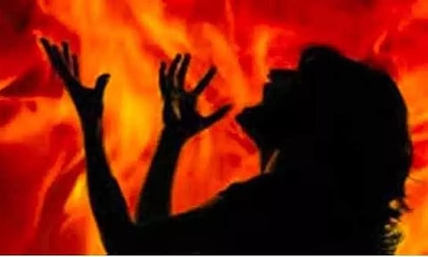 ஆழ்வார்ப்பேட்டையில் பரிதாபம்: உடல் பற்றி எரிந்த நிலையில் 3-வது மாடியில் இருந்து விழுந்த பெண் பலி - தூத்துக்குடியை சேர்ந்தவர்