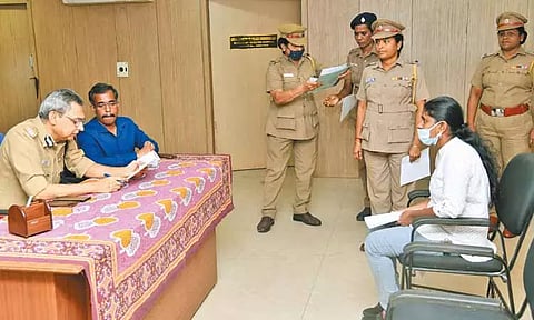 தமிழகம் முழுவதும் ஒரே நாளில் 2,604 பேரின் குறைகளை கேட்டு போலீசார் நடவடிக்கை - போலீஸ் கமிஷனரும் மக்களை சந்தித்தார்