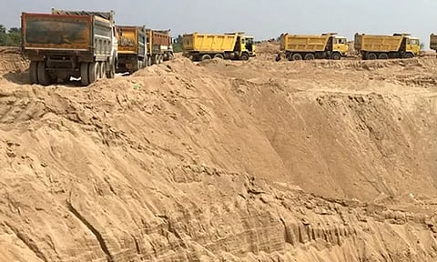 மணல் கடத்திய 3 லாரிகள் பறிமுதல்