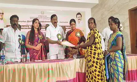 கும்மிடிப்பூண்டி தாலுகாவில் 109 பேருக்கு இலவச வீட்டுமனை பட்டா; எம்.எல்.ஏ. கோவிந்தராஜன் வழங்கினார்