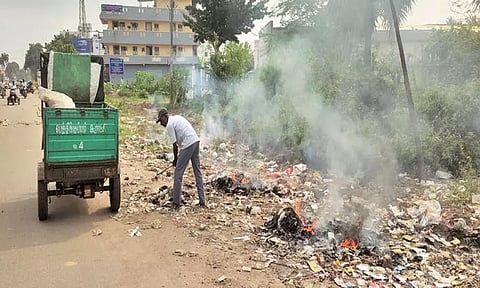 கும்மிடிப்பூண்டியில் சாலையோரம் குப்பைகளை தீ வைத்து எரிப்பதால் சுற்றுச்சூழல் பாதிப்பு; பொதுமக்கள் புகார்