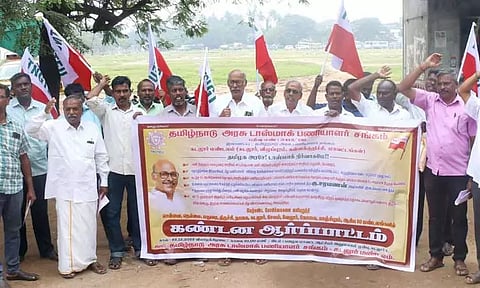 கடலூரில்டாஸ்மாக் பணியாளர் சங்கத்தினர் ஆர்ப்பாட்டம்