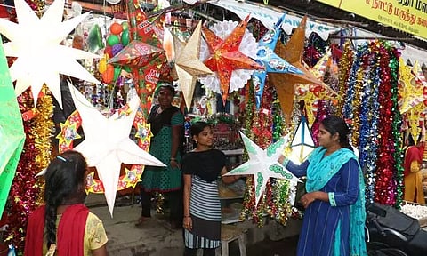 கிறிஸ்துமஸ் பண்டிகையால் களைகட்டும் விழுப்புரம் நகரம்நட்சத்திரங்கள், குடில் பொம்மைகள் விற்பனை