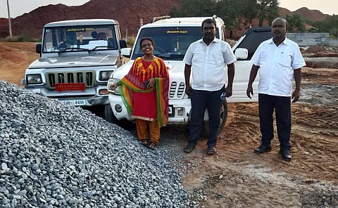 காரில் கடத்திய 40 மூட்டை ரேஷன் அரிசி பறிமுதல்