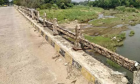 இடிந்து விழும் அபாயத்தில் ஆற்றுப்பால தடுப்புச்சுவர்