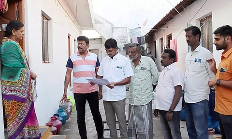 வீடுகளுக்கு நேரில் சென்று நகர்மன்ற தலைவர், ஆணையாளர் வரி வசூல்