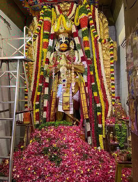 அஞ்சலி வரத ஆஞ்சநேயருக்கு புஷ்பாஞ்சலி