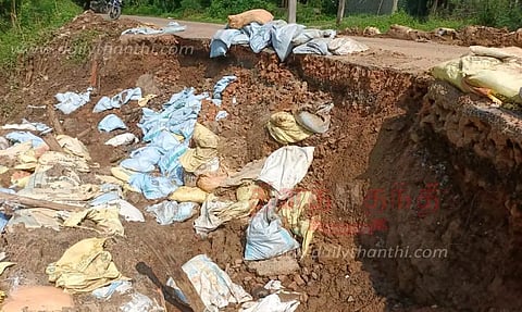 மண் அரிப்பால் சாலையில் பள்ளம்