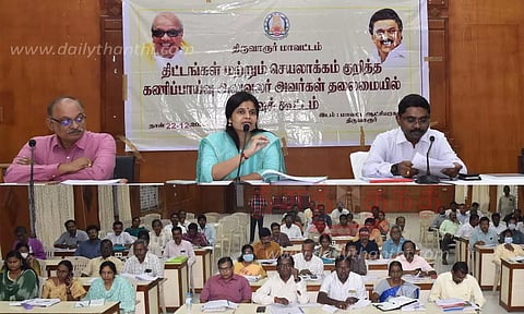 வளர்ச்சி திட்டப் பணிகளை உரிய காலத்திற்குள் முடிக்க வேண்டும்