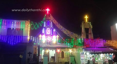 அந்தியூரில் மின்விளக்கு அலங்காரத்தில் ஜொலிக்கும் கிறிஸ்தவ தேவாலயம்