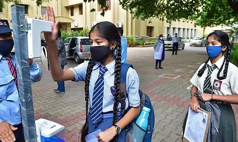 கடும் பனிப்பொழிவு: டெல்லியில் பள்ளிகளுக்கு 2 வாரம் விடுமுறை