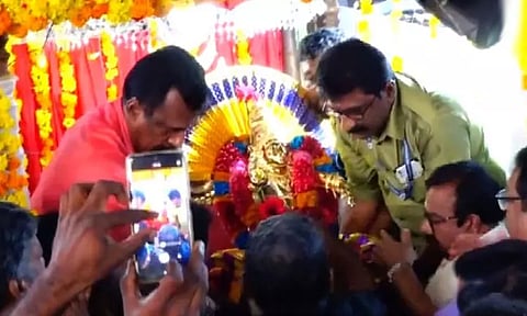 கேரளா: ஆரன்முளா பார்த்தசாரதி கோவிலில் இருந்து புறப்பட்டது தங்க அங்கி ஊர்வலம்..!